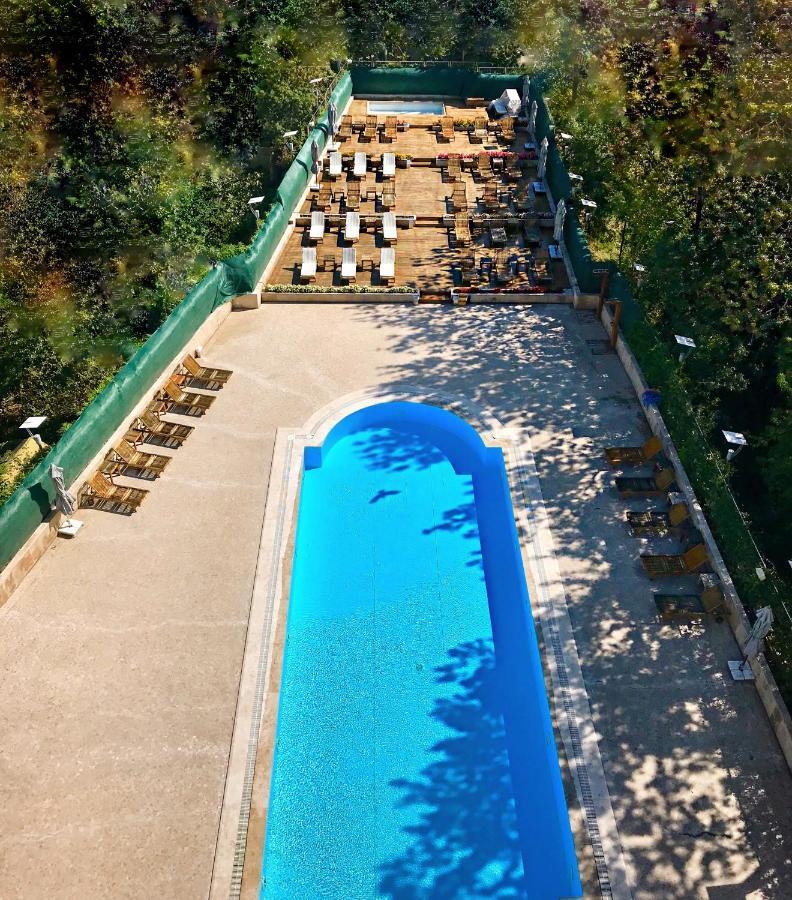 Cevahir Hotel Istanbul Asia Eksteriør bilde The swimming pool at the hotel