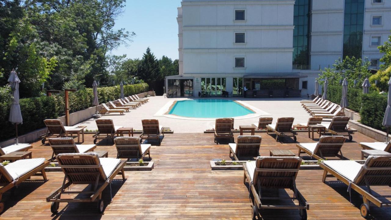 Cevahir Hotel Istanbul Asia Eksteriør bilde The pool at the hotel