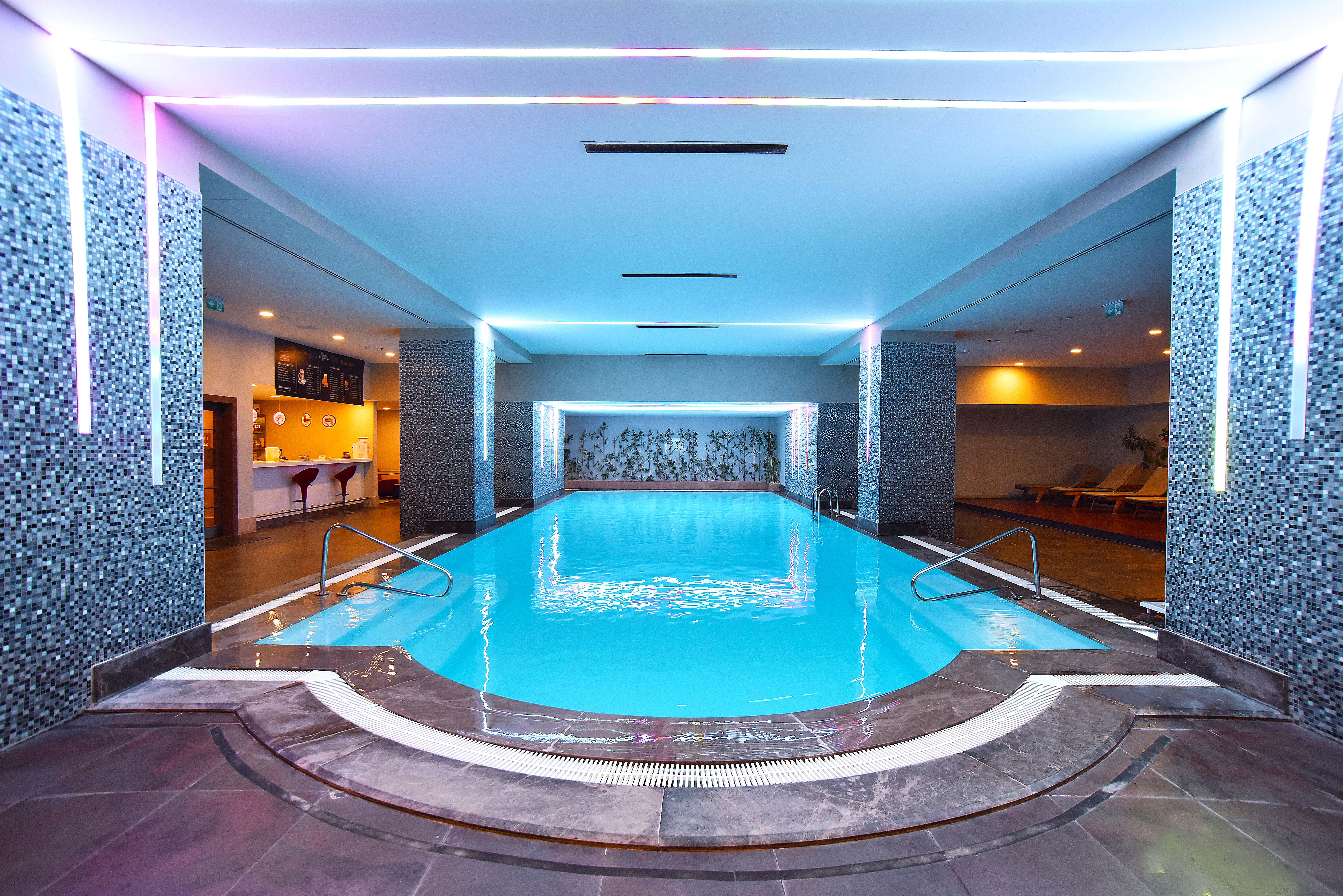 Cevahir Hotel Istanbul Asia Eksteriør bilde The swimming pool at the hotel