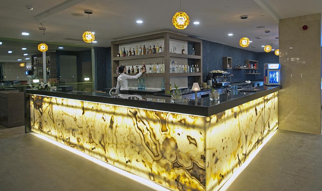 Cevahir Hotel Istanbul Asia Eksteriør bilde A bar made of translucent stone